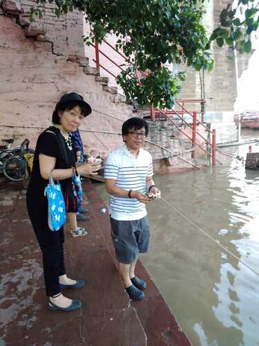 foreigner couple at varanasi ghat
